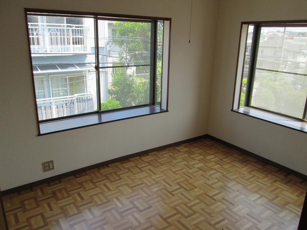 Non-living room. It is daylight preeminent rooms. 