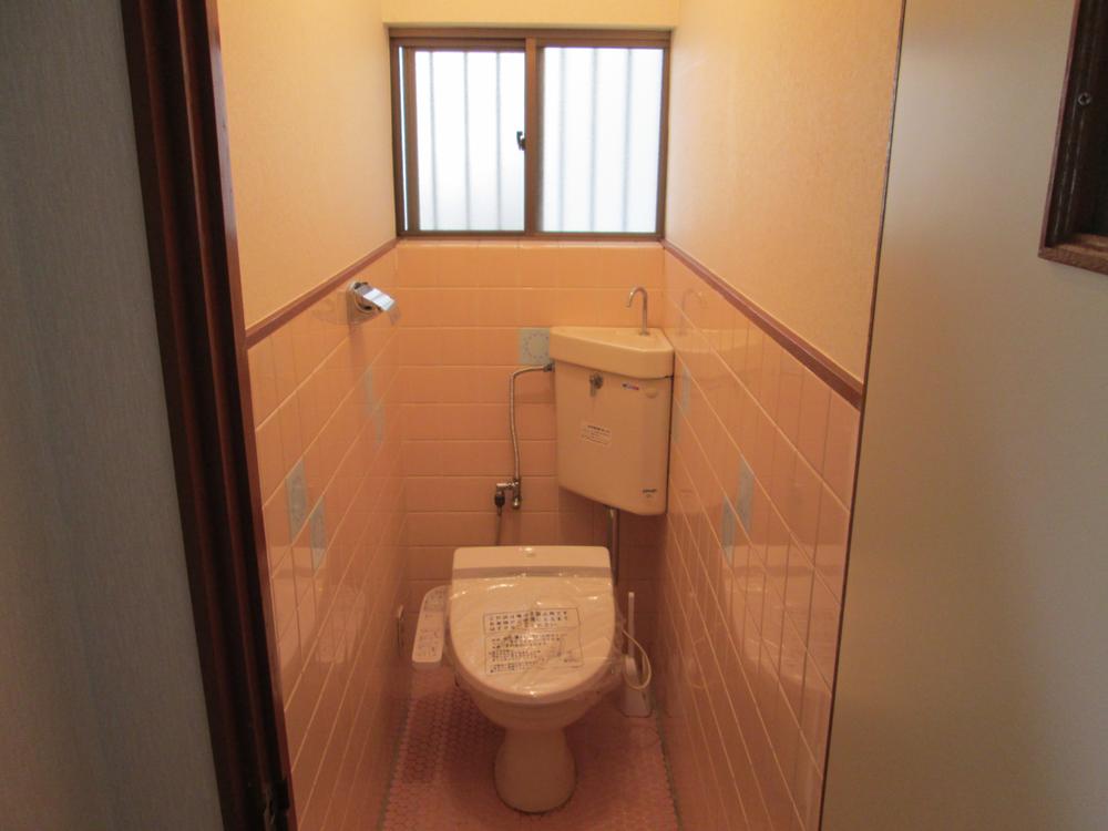 Toilet. It is a restroom with cleanliness. 