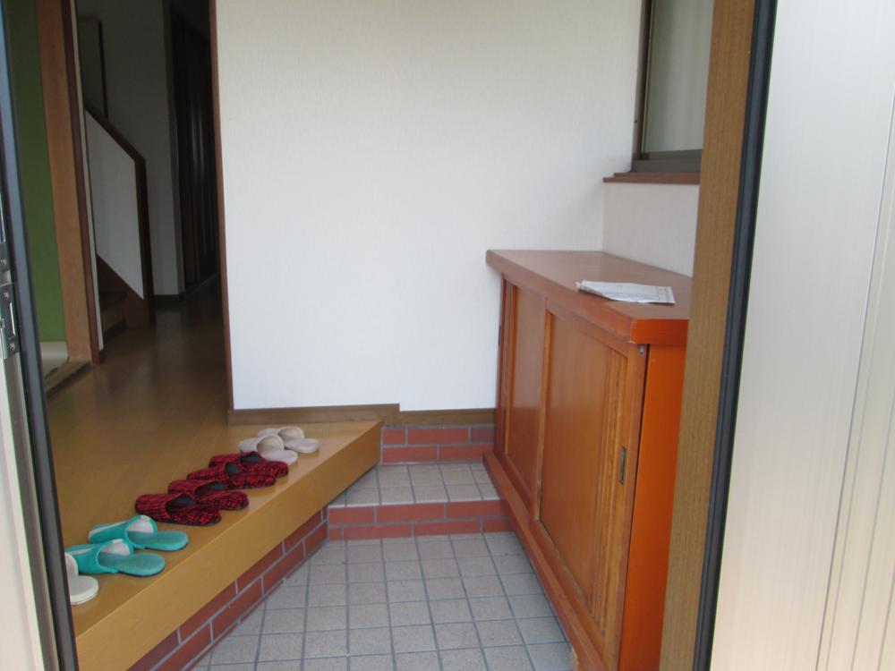 Entrance. It is the entrance with a space. 