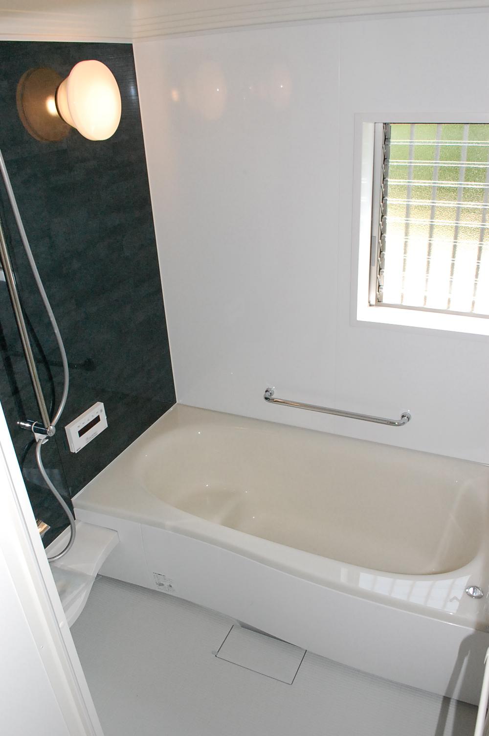 Bathroom. In unit bus of 1 pyeong type, It is the size that comfortably put in extending the leg. TOTO made, Thermos bathtub