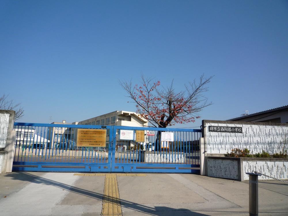 Primary school. 640m to the west pottery elementary school