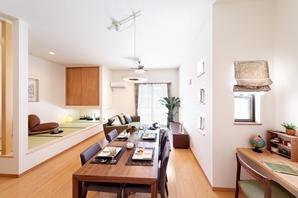 Produce a sense of comfort more tatami corner provided with a step. originally, Because usually 60cm of high (company ratio) 3m of ceiling height than, Even if you raise the floor does not feel a feeling of pressure (model house)