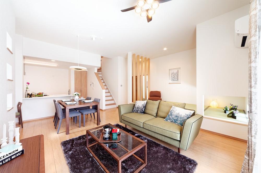 Building plan example (introspection photo). Plan that can be overlooking the living dining and tatami corner from the kitchen. Cooking relieved to see the state of the child, even while.