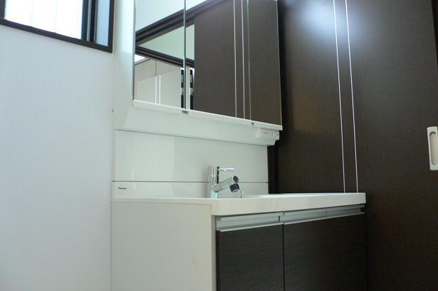 Wash basin, toilet. Panasonic W = 900