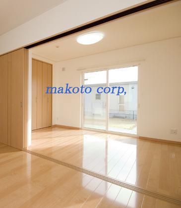 Same specifications photos (Other introspection). It has become a comfortable living room the better the lighting and ventilation by taking two planes a window in every room.