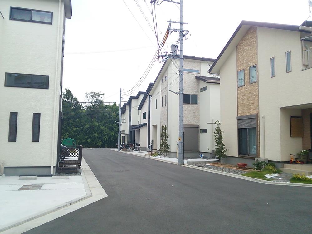 Local photos, including front road. 2013 October shooting