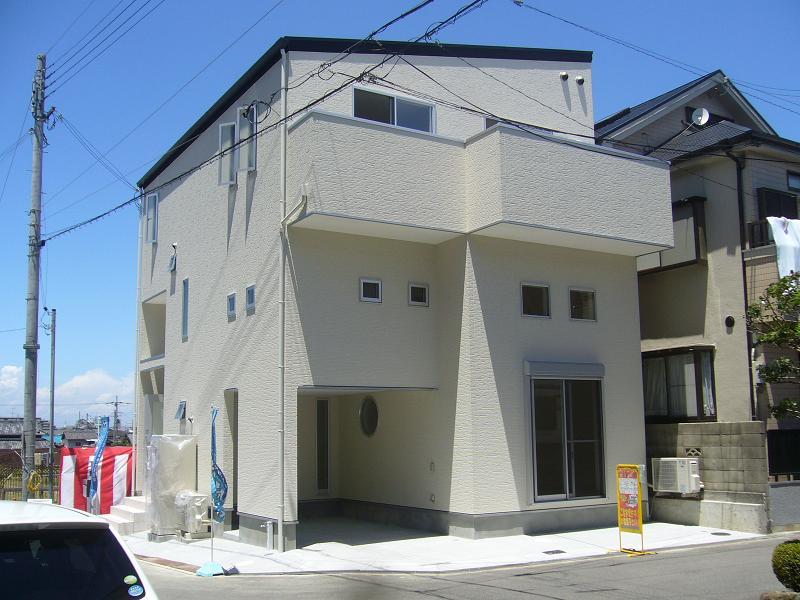 Local appearance photo. Same specifications (a house with a mid-second floor)