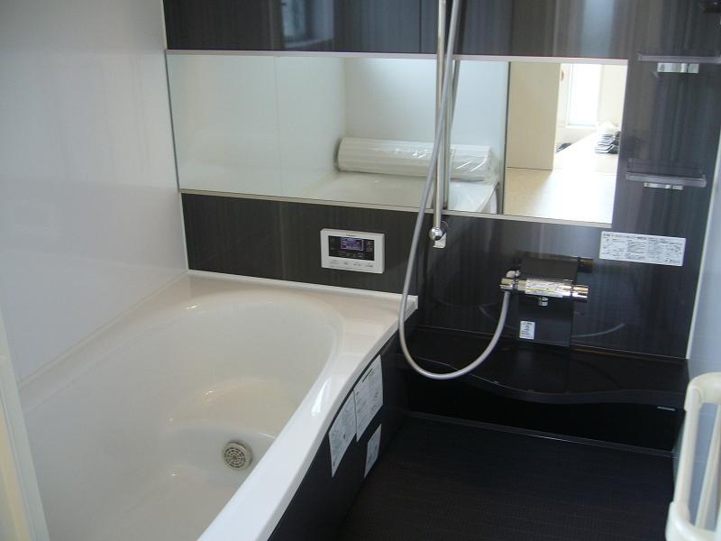 Bathroom. Same specifications (wide bathtub)