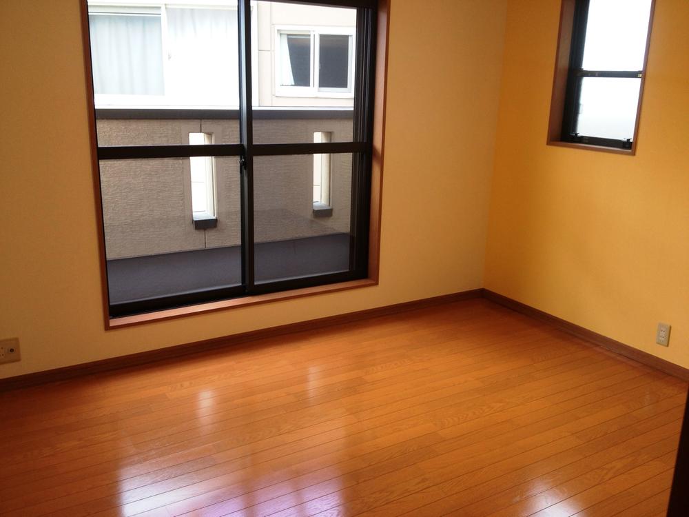 Non-living room. It is very bright rooms.