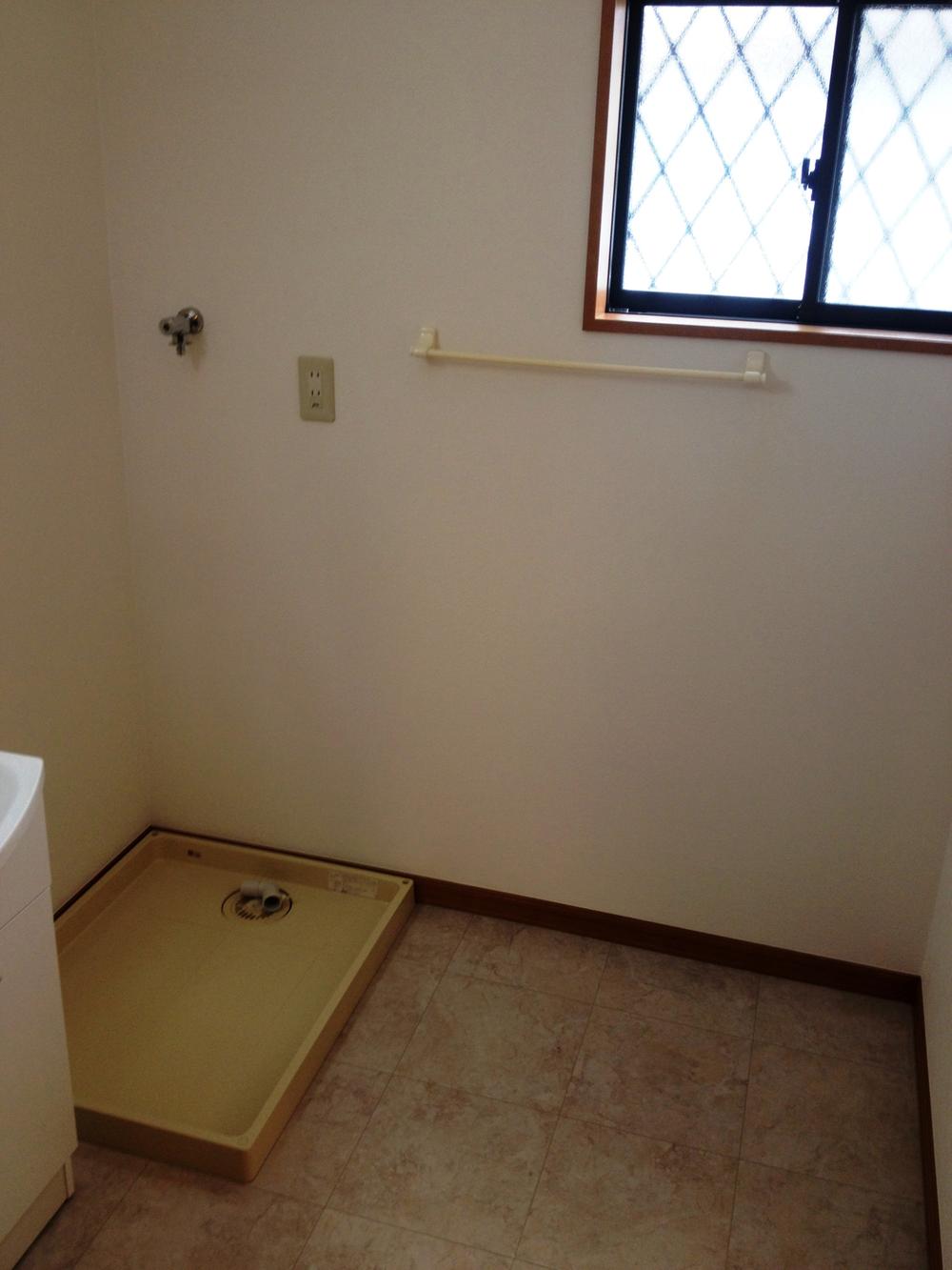 Wash basin, toilet. Spacious basin space.