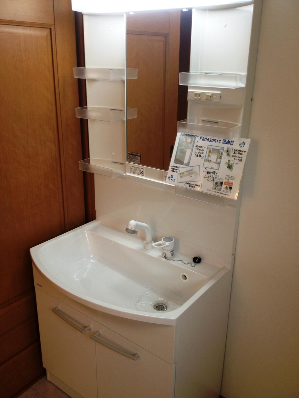 Wash basin, toilet. Large wash basin is a breeze of morning Shitaku.