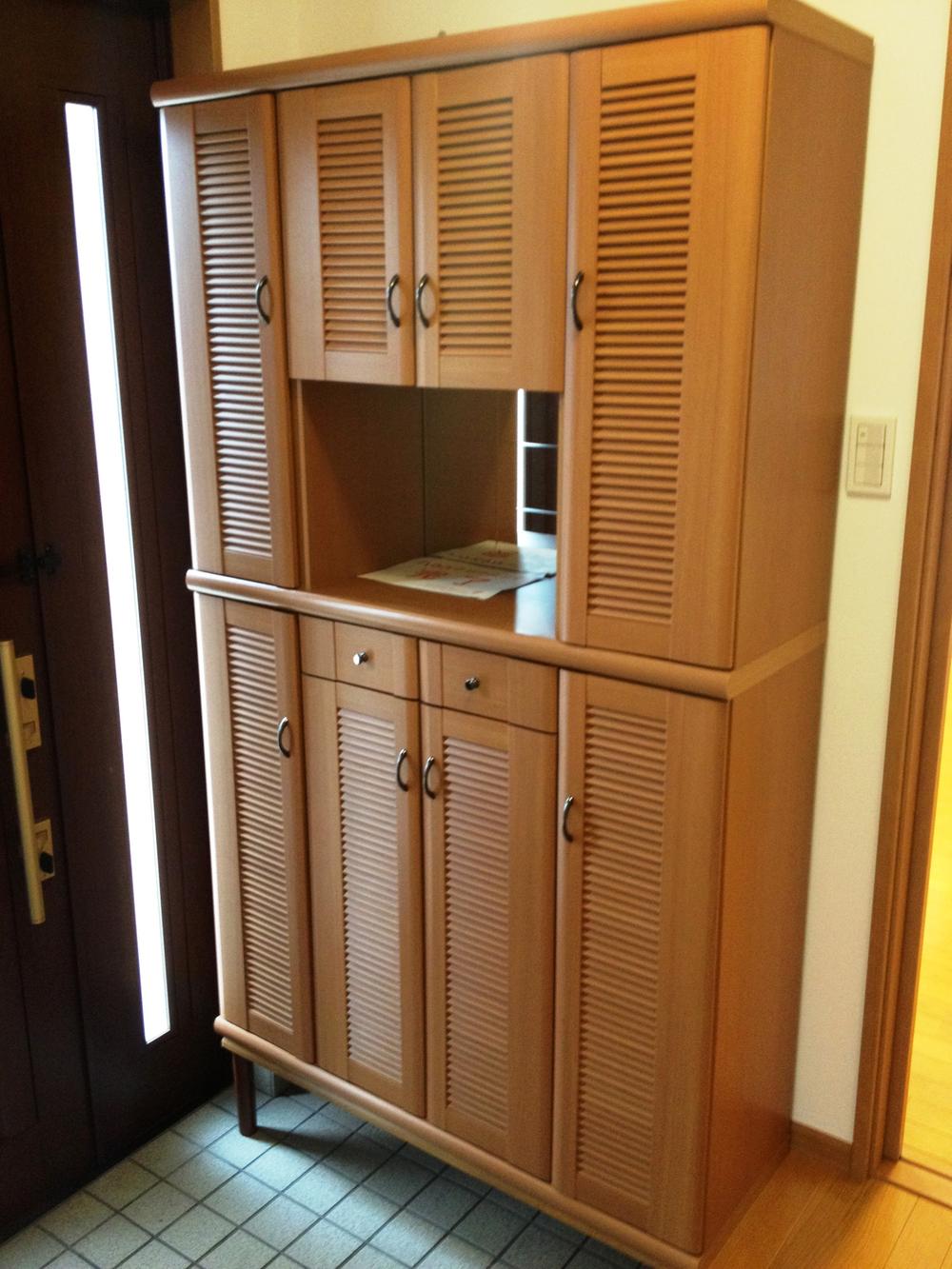 Entrance. Entrance storage is also abundant.