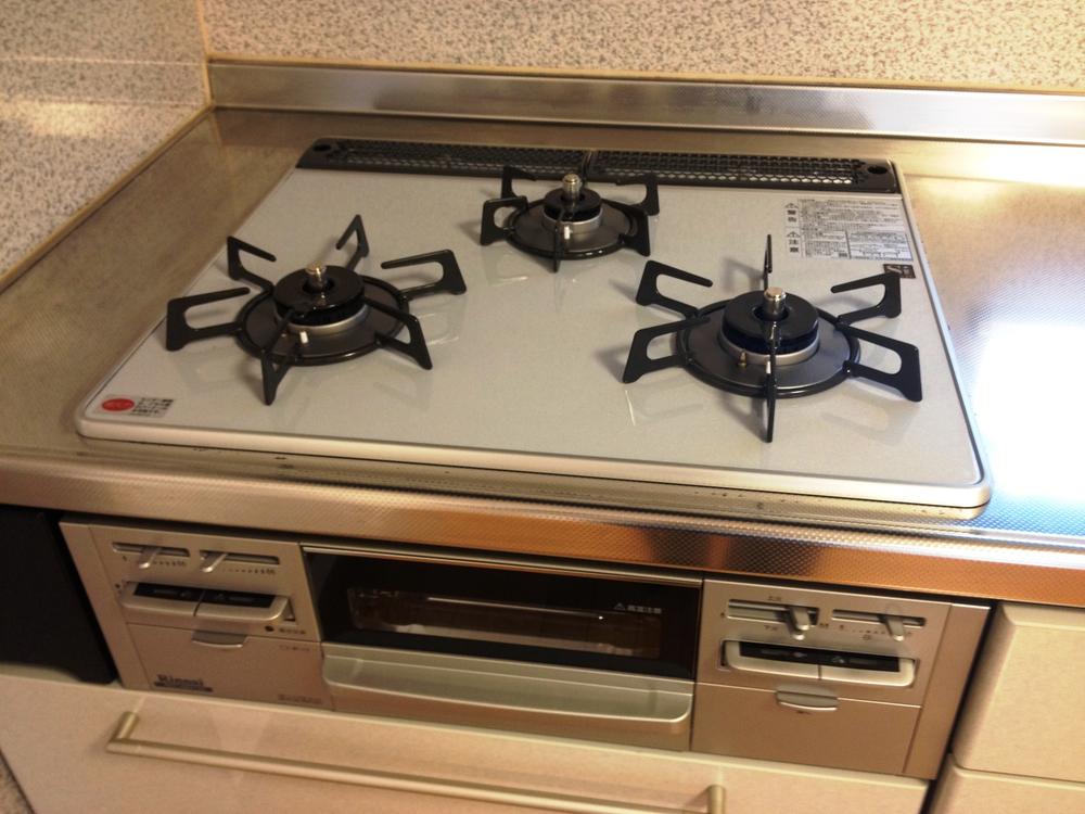Kitchen. Cooking with 3-burner stove is Hakadori.