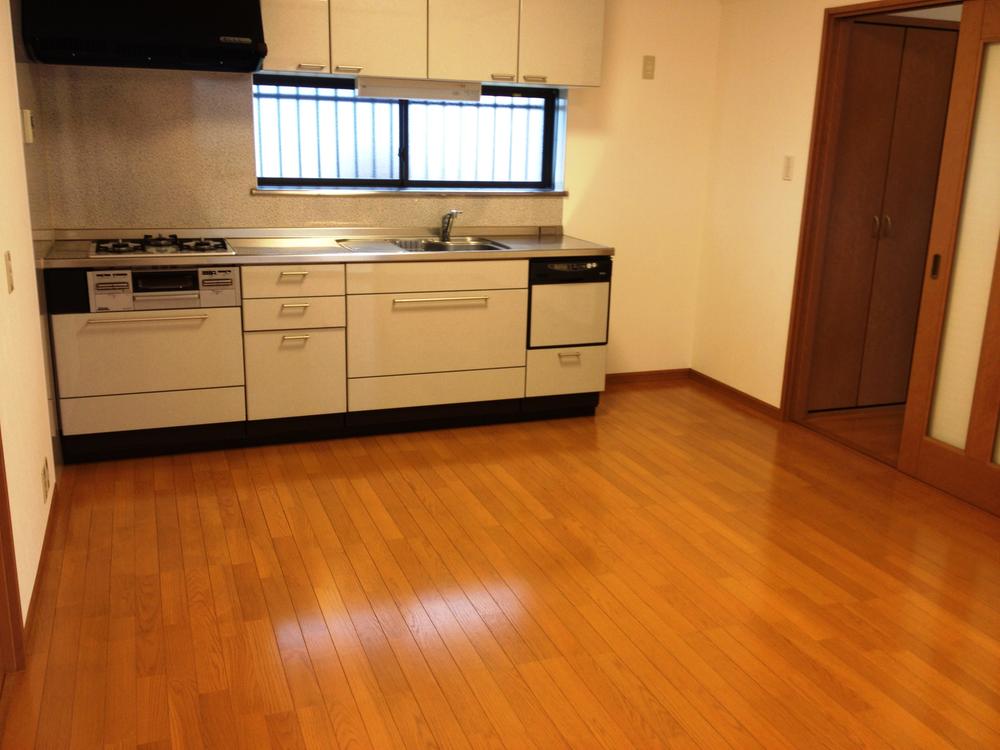 Living. Spacious and because it is a wall of the kitchen.