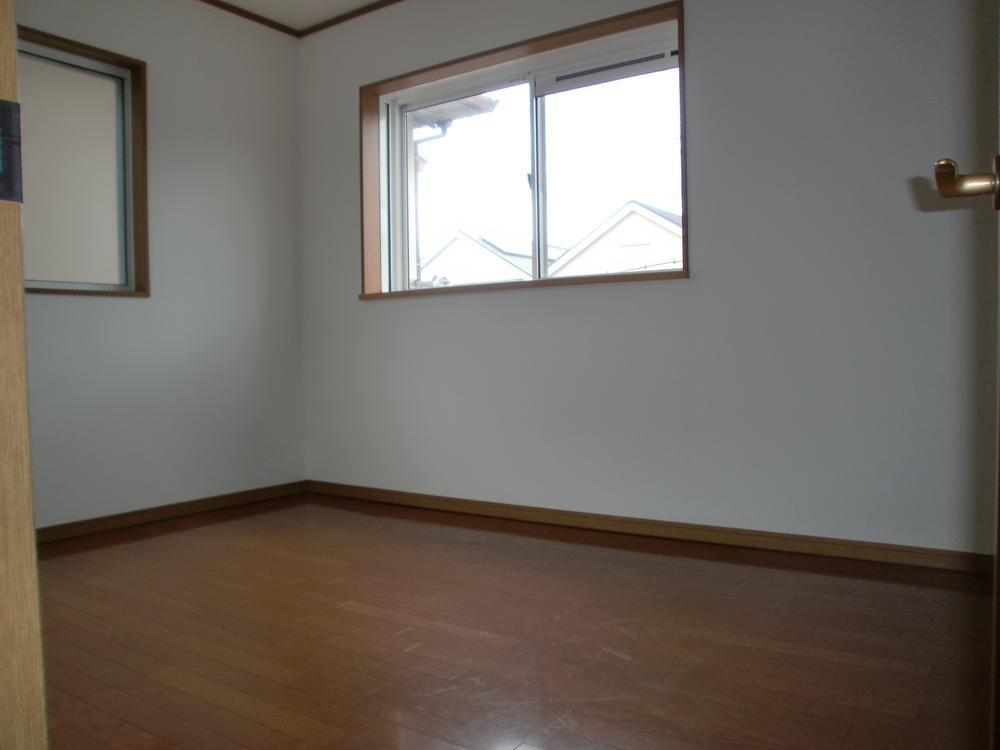 Non-living room. Sunny spacious Western-style. 