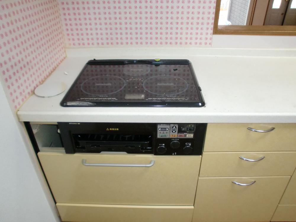 Kitchen. Cleaning a breeze in the IH cooking heater. 