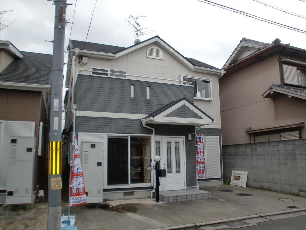 Local appearance photo. Parking spaces are taken spacious. 