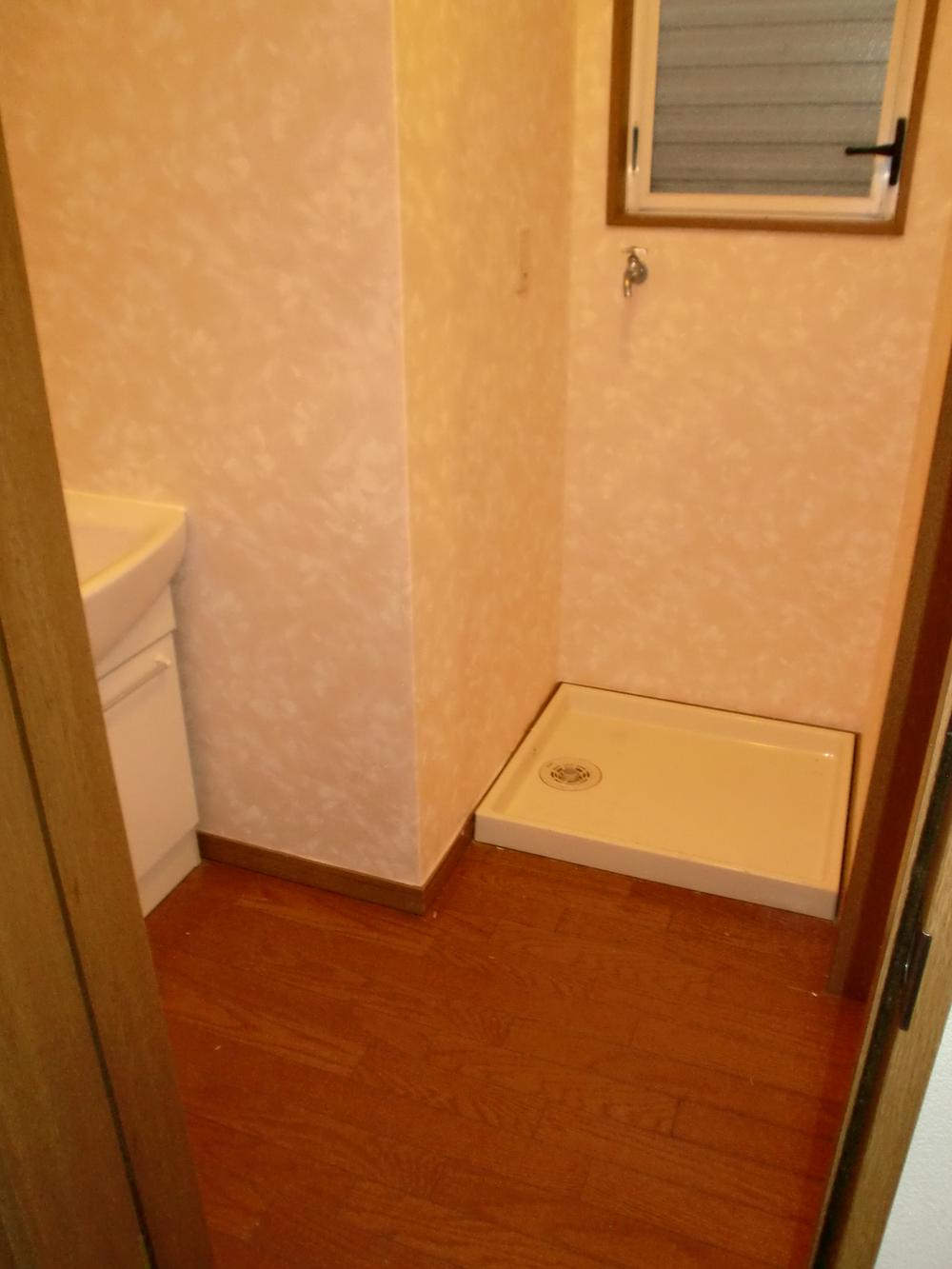 Wash basin, toilet. Basin space of the room. 