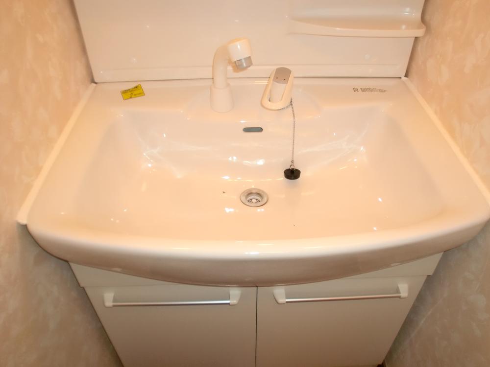 Wash basin, toilet. Washstand that broad is It is easy-to-use. 