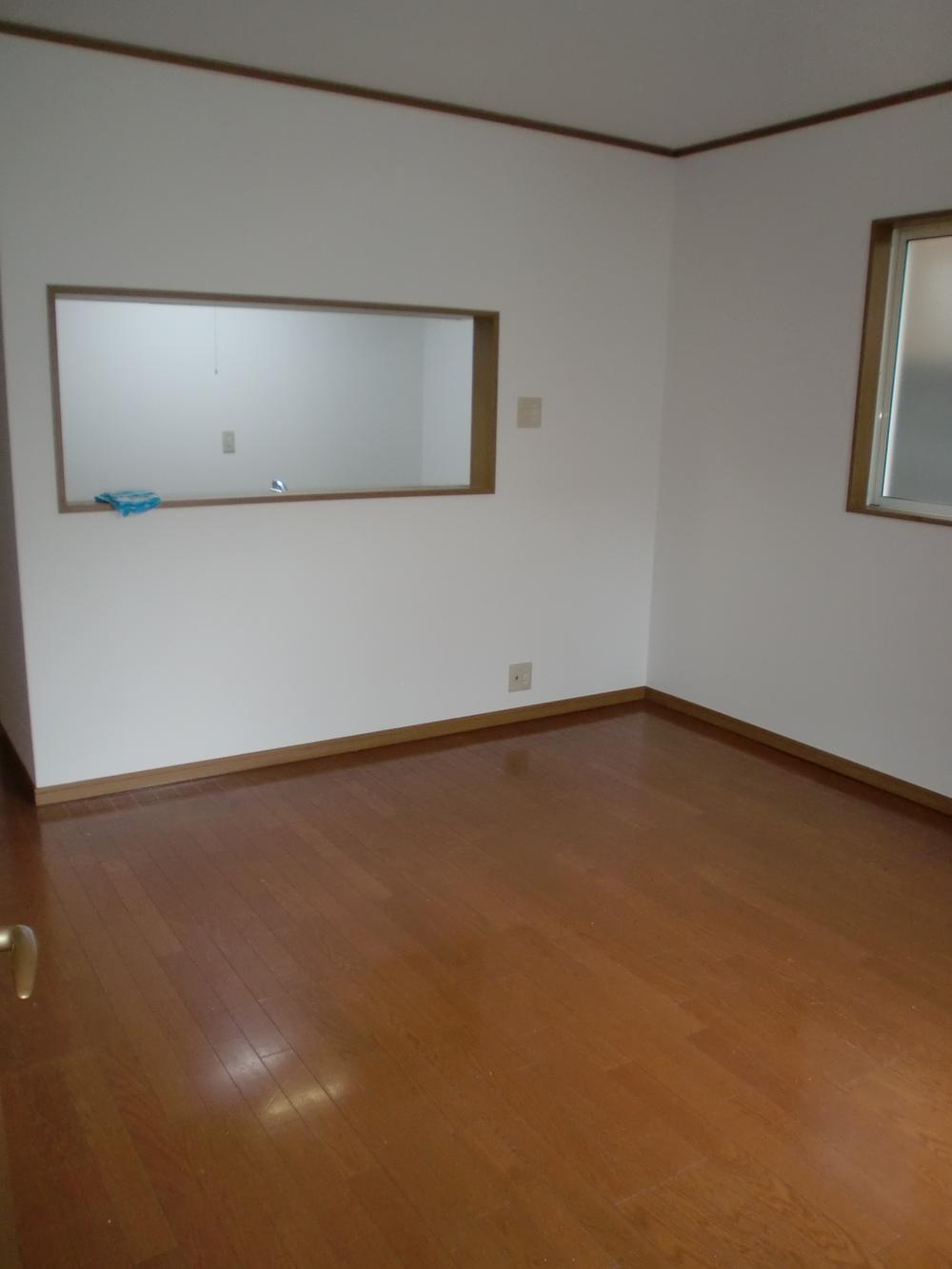 Non-living room. Also happily cooking a popular face-to-face kitchen. 