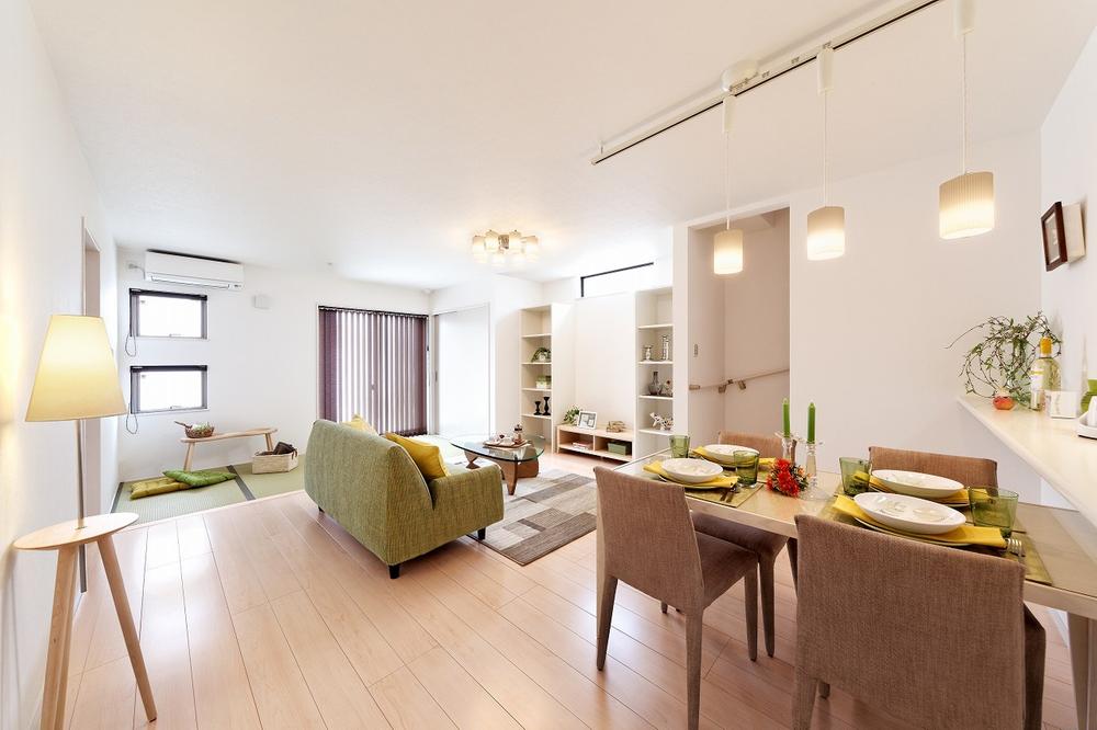 Building plan example (introspection photo). Plan that connected the living and tatami corner. As a space in which children play, Also happy place as a space for a little Golon after the meal.