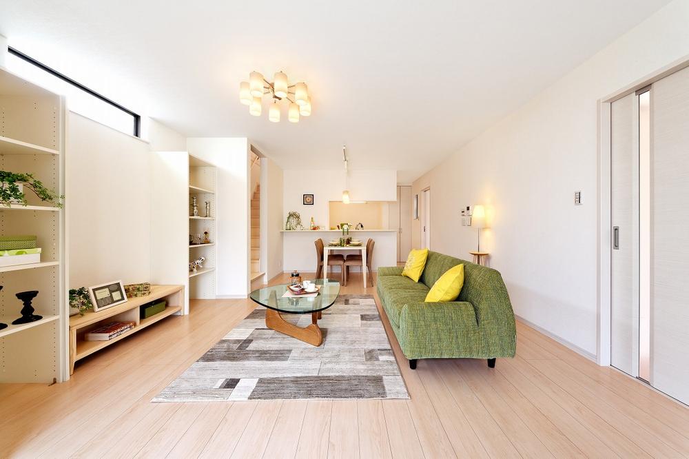 Building plan example (introspection photo). Living-dining leading a counter kitchen. You can see the state of the family, To hot to gatherings space.