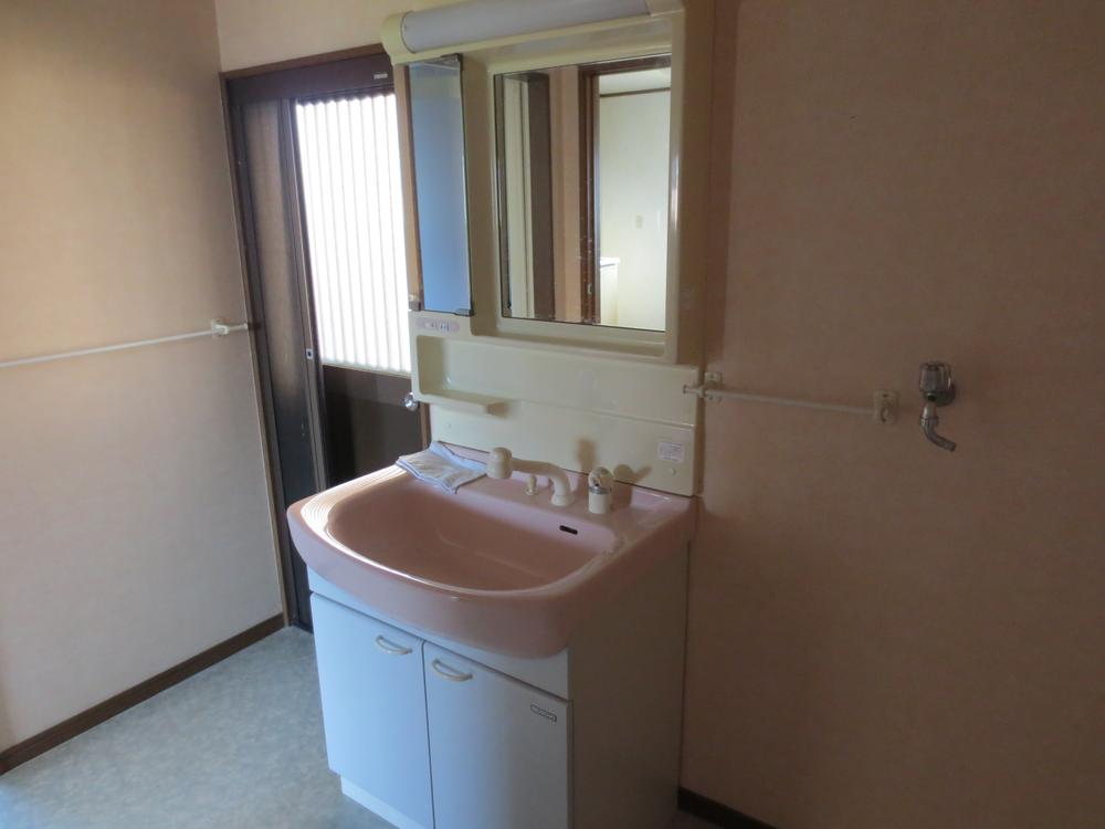 Wash basin, toilet. Since the washroom of a wide space is amazing convenient ☆