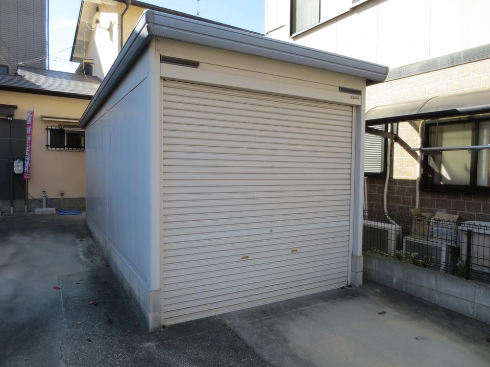 Other. Garage is equipped with shutter ☆ Total is five parking OK ☆