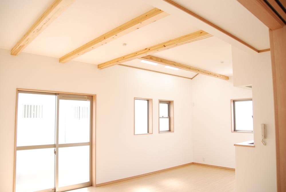 Same specifications photos (living). Living is fashionable to show beam specifications