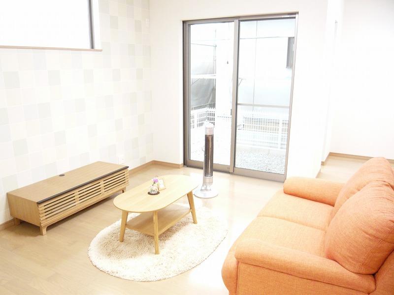 Living. Bright living room. Taking a big skylight window on the front of the sofa, You came south of the day is from further sweep window.