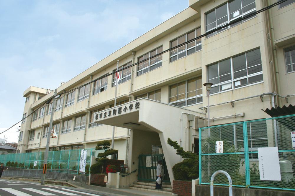 Primary school. 550m to the east, pottery elementary school