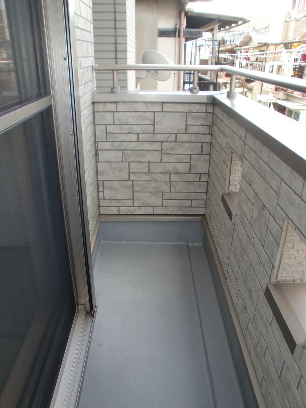 Balcony. Need ample balcony.