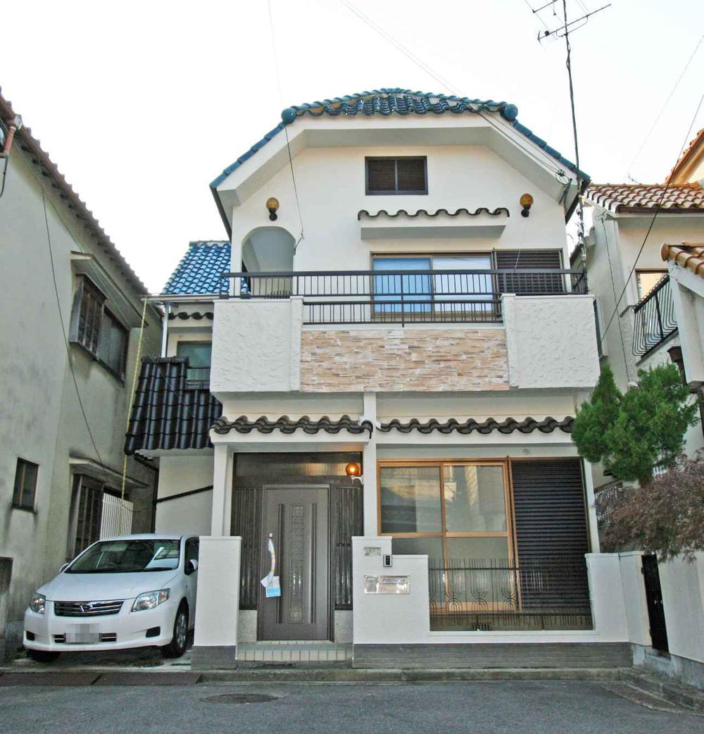 Local appearance photo. It is a building of a firm appearance. 