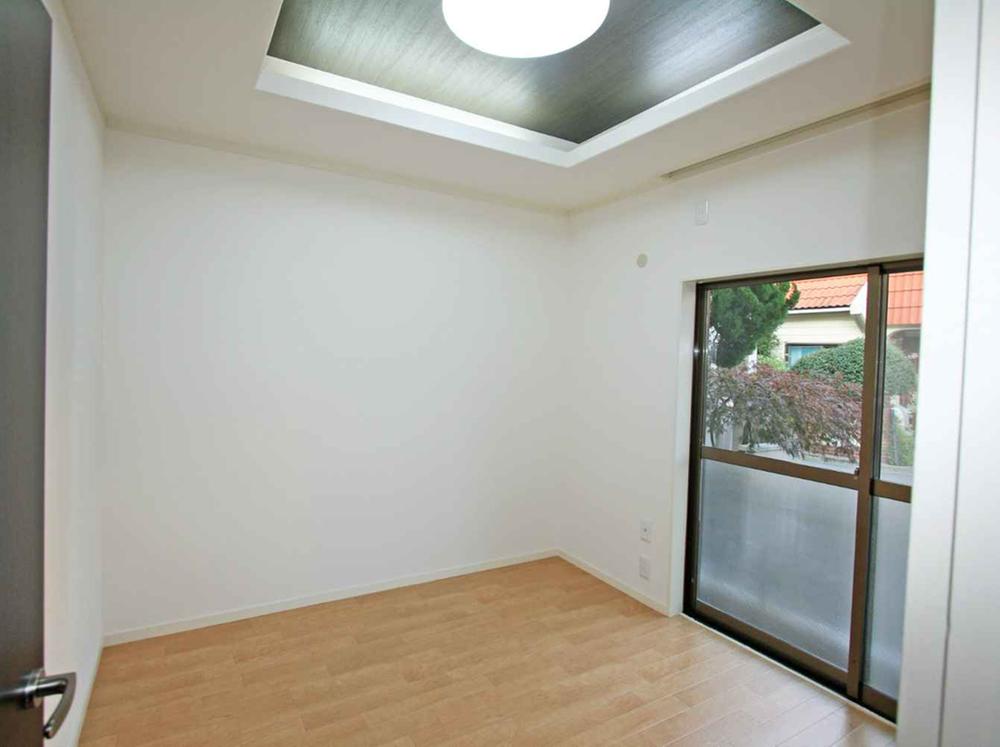 Non-living room. It is the ceiling of the ornate structure is impressive rooms. 