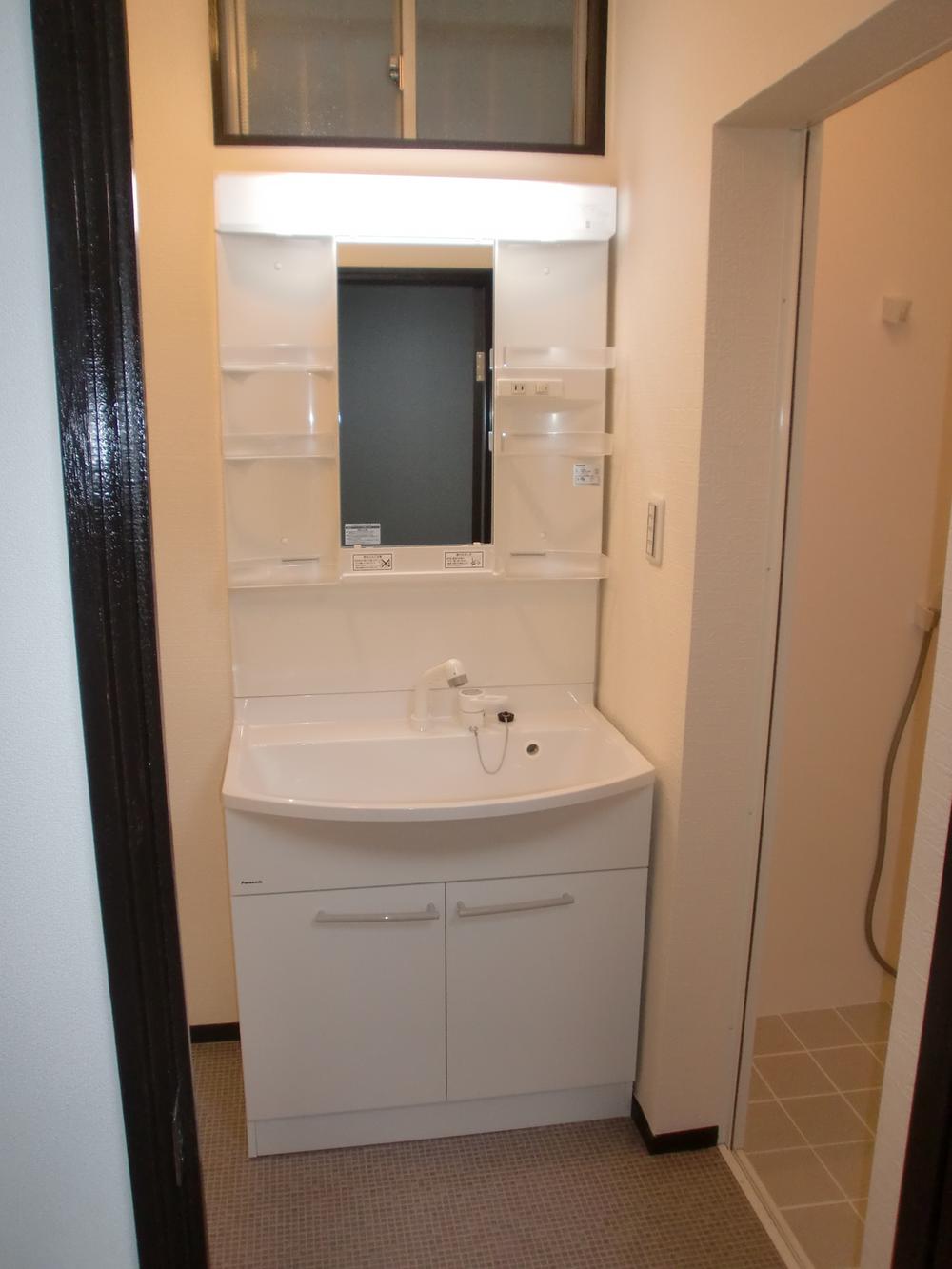 Wash basin, toilet. I There is a feeling of cleanliness also washstand. 