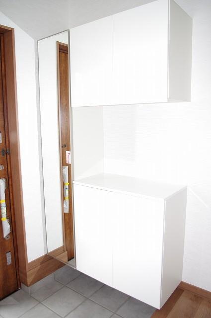 Entrance.  [Model House: No. 6 areas]  Full-length mirror with a shoe box in the foyer. Ease of use is good and or place the family photos and key because the middle is cut out type.