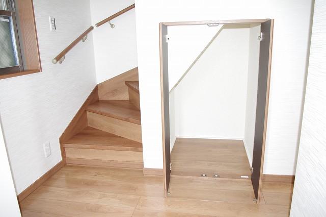 Receipt.  [Model House: No. 6 areas]  Storage under the stairs. Toilet paper, such as excellent storage capacity of the stock up to the luggage of the off-season!