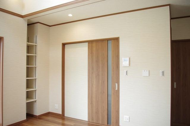 Receipt.  [Model House: No. 6 areas]  Built-in shelves next to the living. It puts houses, such as DVD and books.