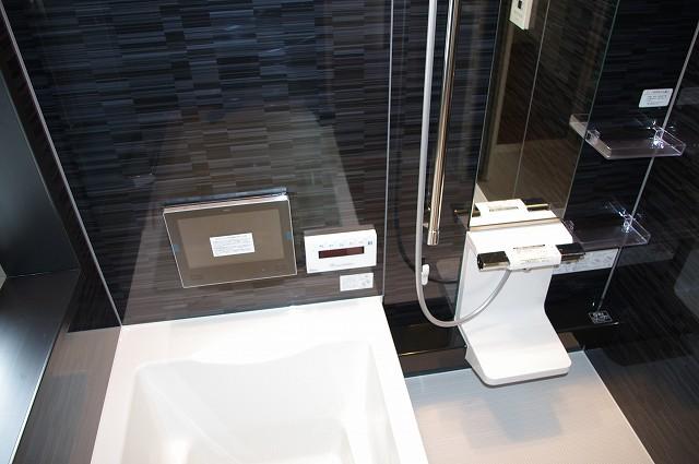 Bathroom.  [Model House: No. 6 areas]  "Bathroom TV" of popular equipment of Ise housing! Children also continued without entering in a hurry to adults bath in the bath! You can enjoy your bath time slowly and.