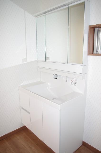 Wash basin, toilet.  [Model House: No. 6 areas]  Plenty of storage on the back of the mirror! We are able to securely housed in the family of the toothbrush to mom of cosmetics.