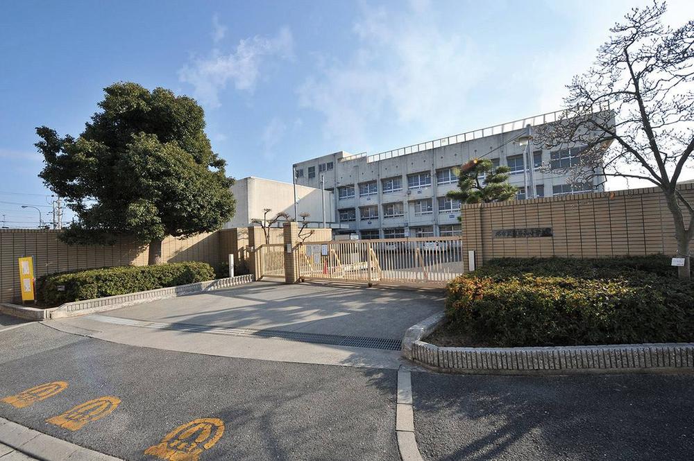 Primary school. Deep until Nishi Elementary School 190m