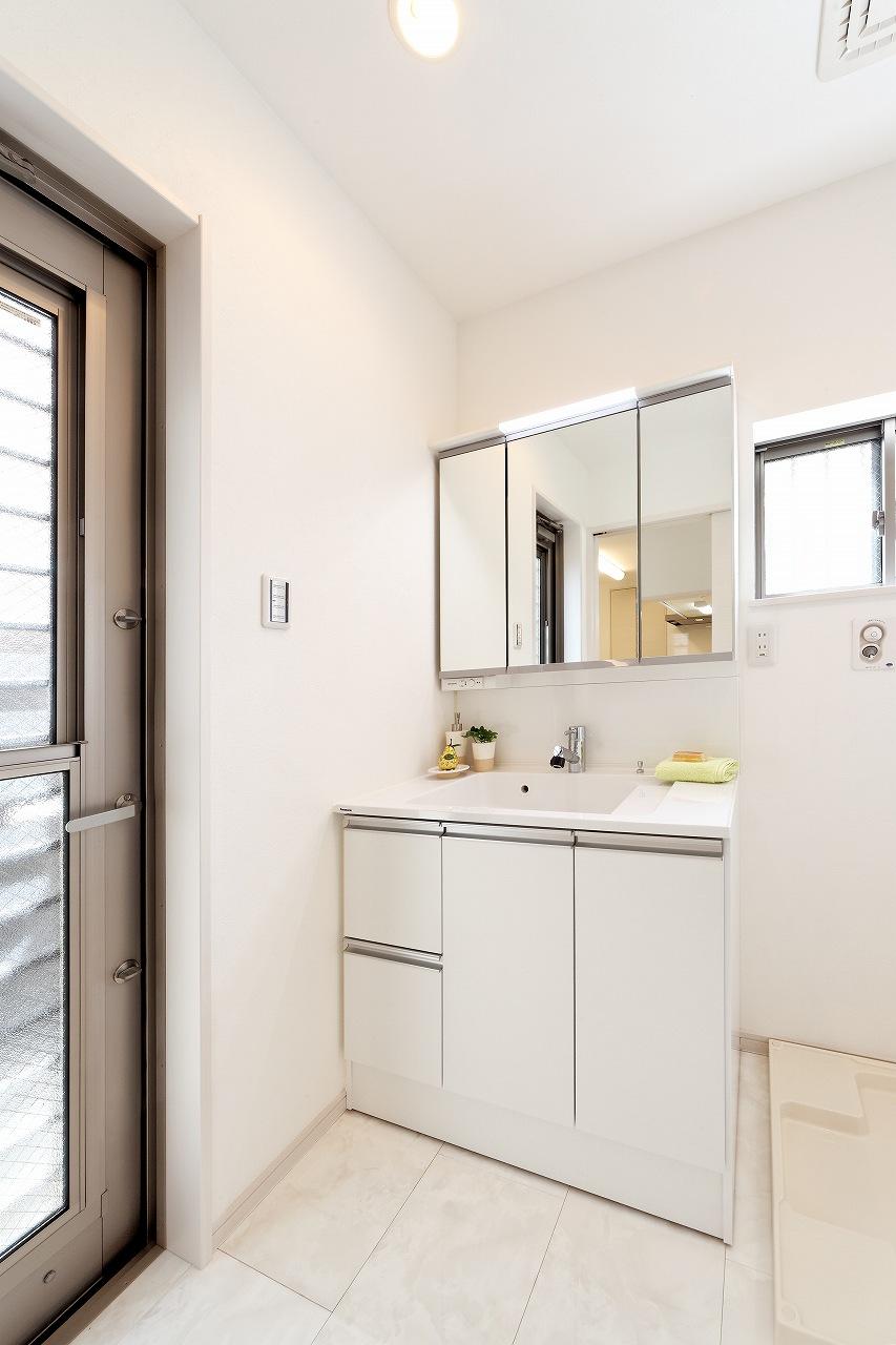 Model house photo. Easy-to-use bathroom vanity with a lot of storage. 3 choose from the manufacturer, Color You can also select.