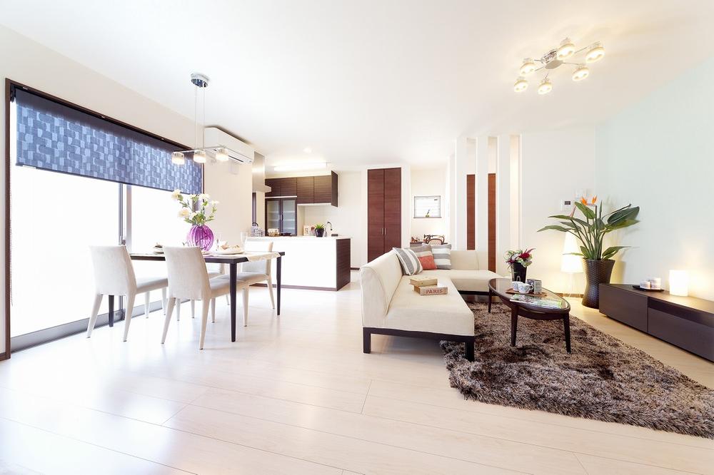 Living. Living-dining and spacious. Room (May 2013) Shooting