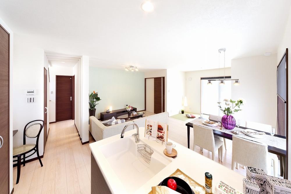 Kitchen. Because the counter type, You can cook while watching the state of the family. Touchless faucets and dishwasher, etc., State-of-the-art facilities are also provided as standard specification. Room (May 2013) Shooting