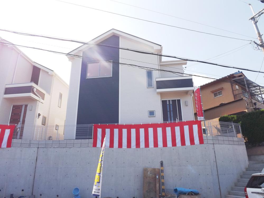 Local appearance photo. Local photos (appearance) parking two cars! Front road 8m!