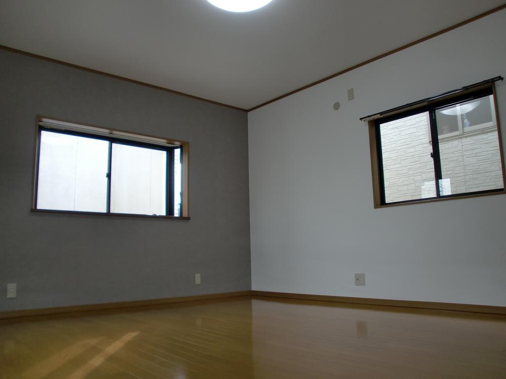 Non-living room. It is beautiful because the renovation of already.