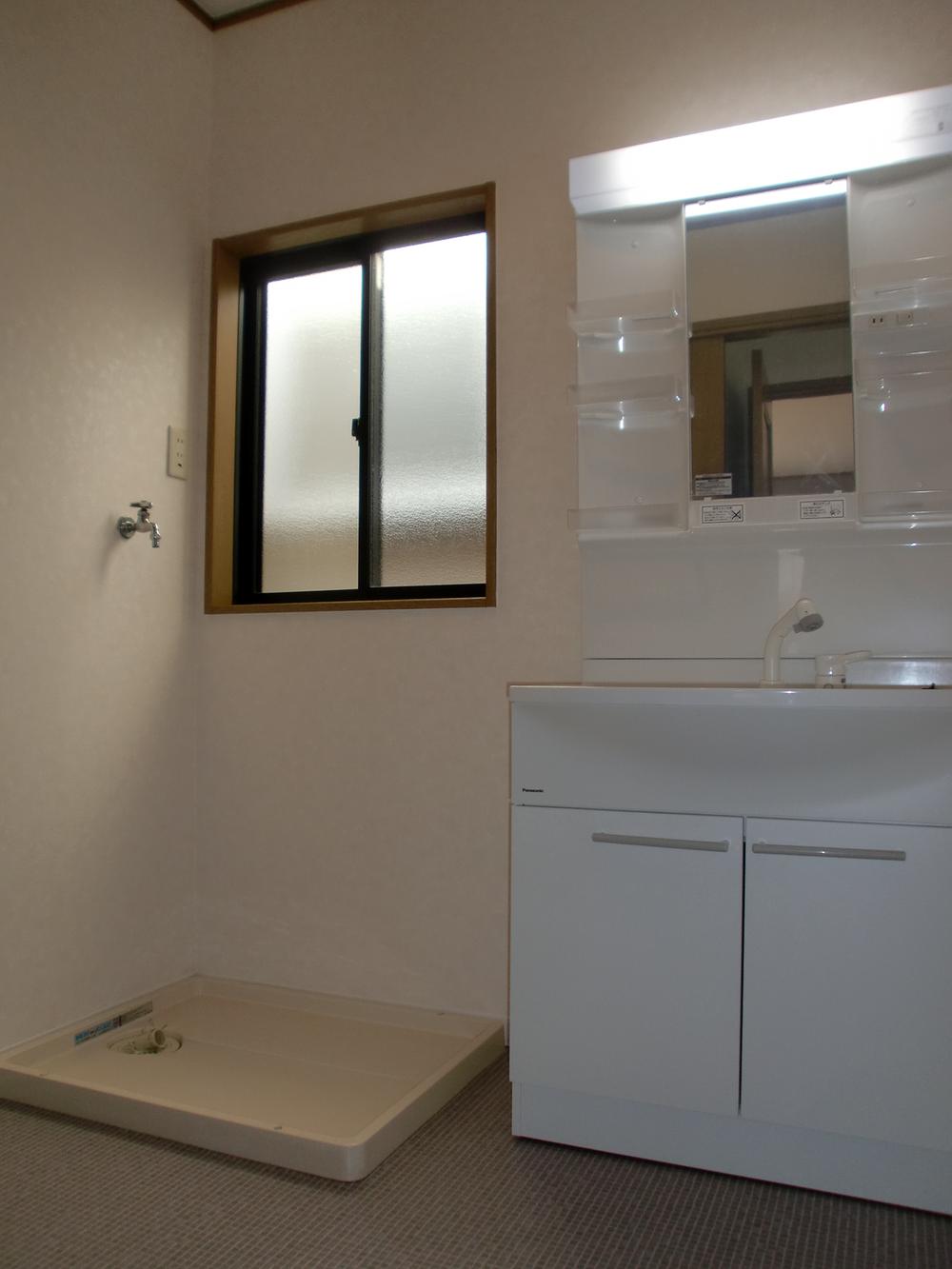 Wash basin, toilet. Good wash space and easy to use.