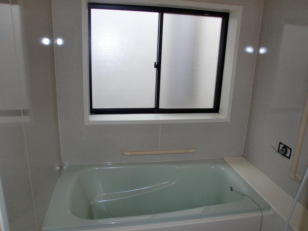 Bathroom. Bathroom it is happy with the wide windows.