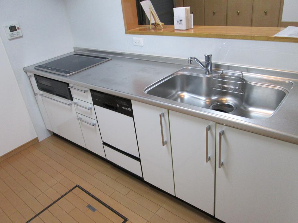 Kitchen. It has adopted the IH stove in the all-electric. Stove even in pre-replacement new origin of a fire is also safe. 