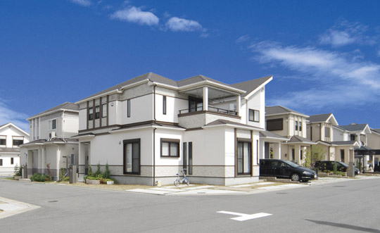 Streets elegant appearance of the two-story is continuing. In a compartment within the 5.7m or more of the road width, 130 sq m more than the central compartment of has been arranged. Carefree and open. Also Town of the road was designed to T-junction, It is also a characteristic that also considered to safety.. Streets elegant appearance of the two-story is continuing. In a compartment within the 5.7m or more of the road width,